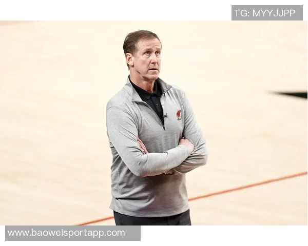 勇士助教斯托茨与昔日爱徒利拉德赛前亲切交流回忆共事岁月 勇士助教斯托茨与昔日爱徒利拉德赛前亲切交流回忆共事岁月