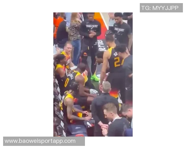 曼赞比与扬库托激烈争吵引发冲突后者将前者推倒广告牌现场惊险一幕 曼赞比与扬库托激烈争吵引发冲突后者将前者推倒广告牌现场惊险一幕