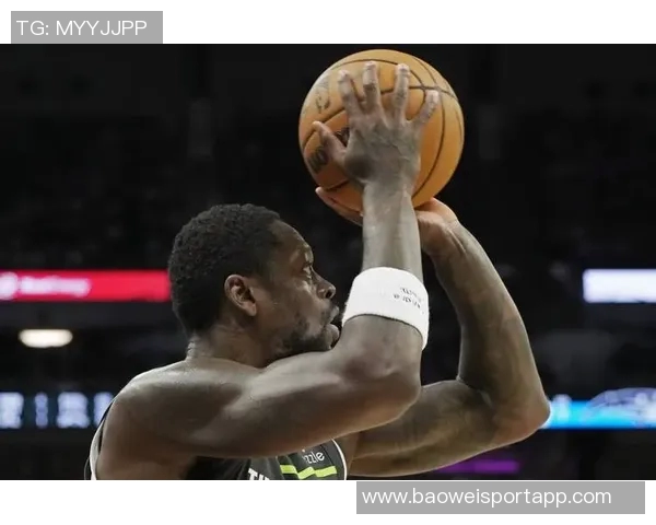 爱德华兹末节发力拿下7分全场24投仅中7三分球表现不佳