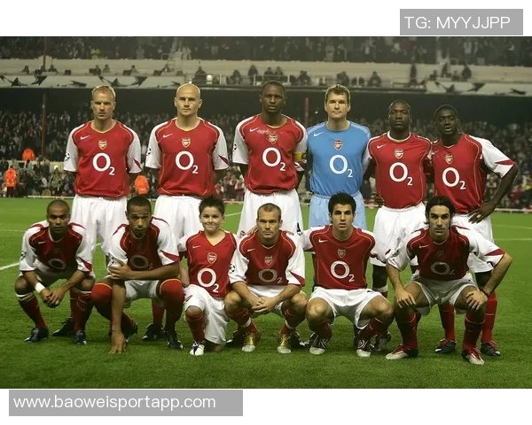 维尼修斯在阿森纳基地训练期间与枪手青训小将亲密合影留念